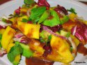 Рецепт: Салат из авокадо и манго с гранатовым соусом